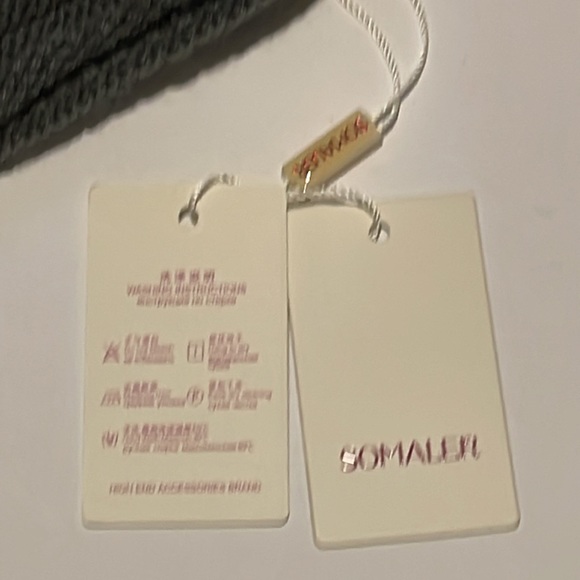 NWT Stylish Grey Knit Beanie - Picture 4 of 4